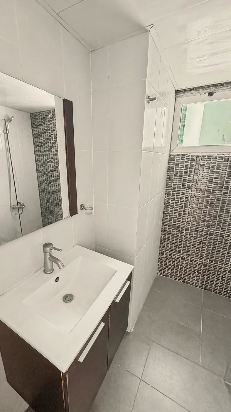 Baño principal con pared de mosaico, mejora fiel